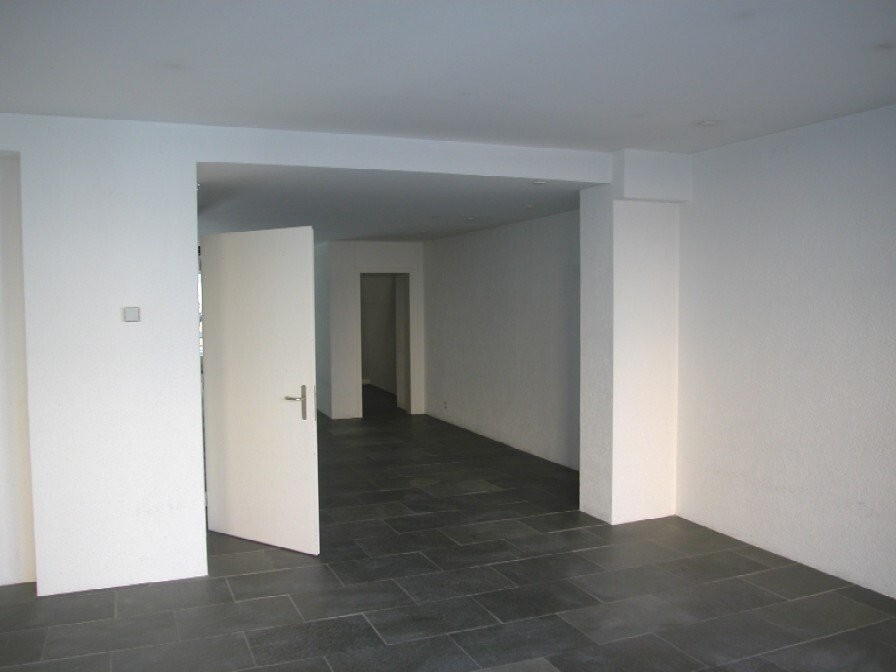 133m² shop