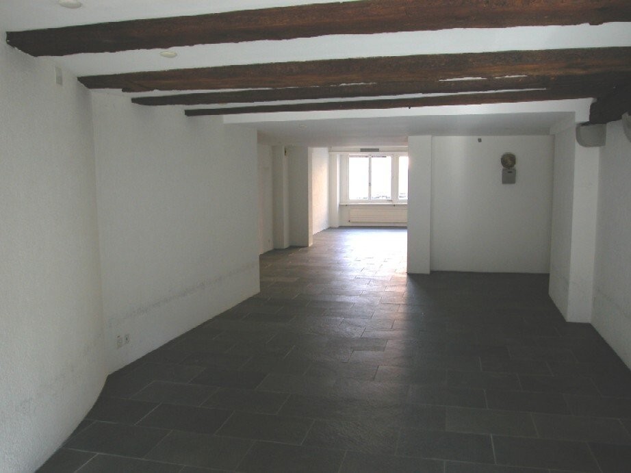133m² shop