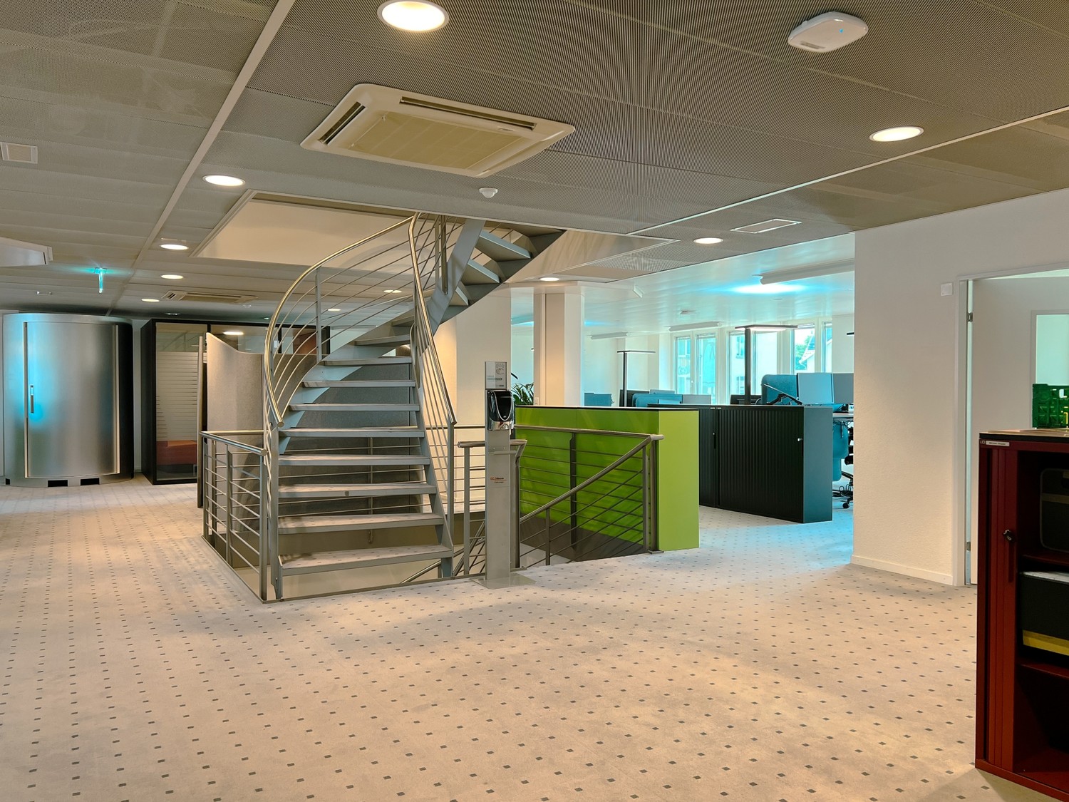 1817m² office