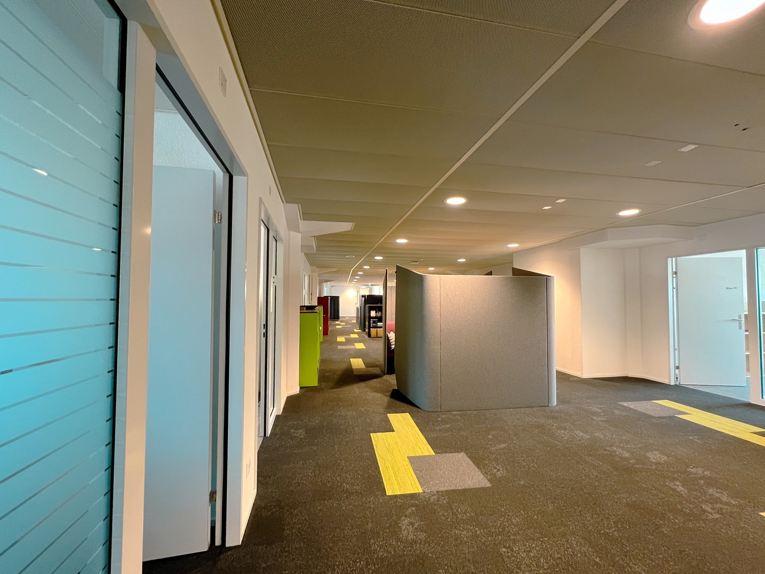 1817m² office