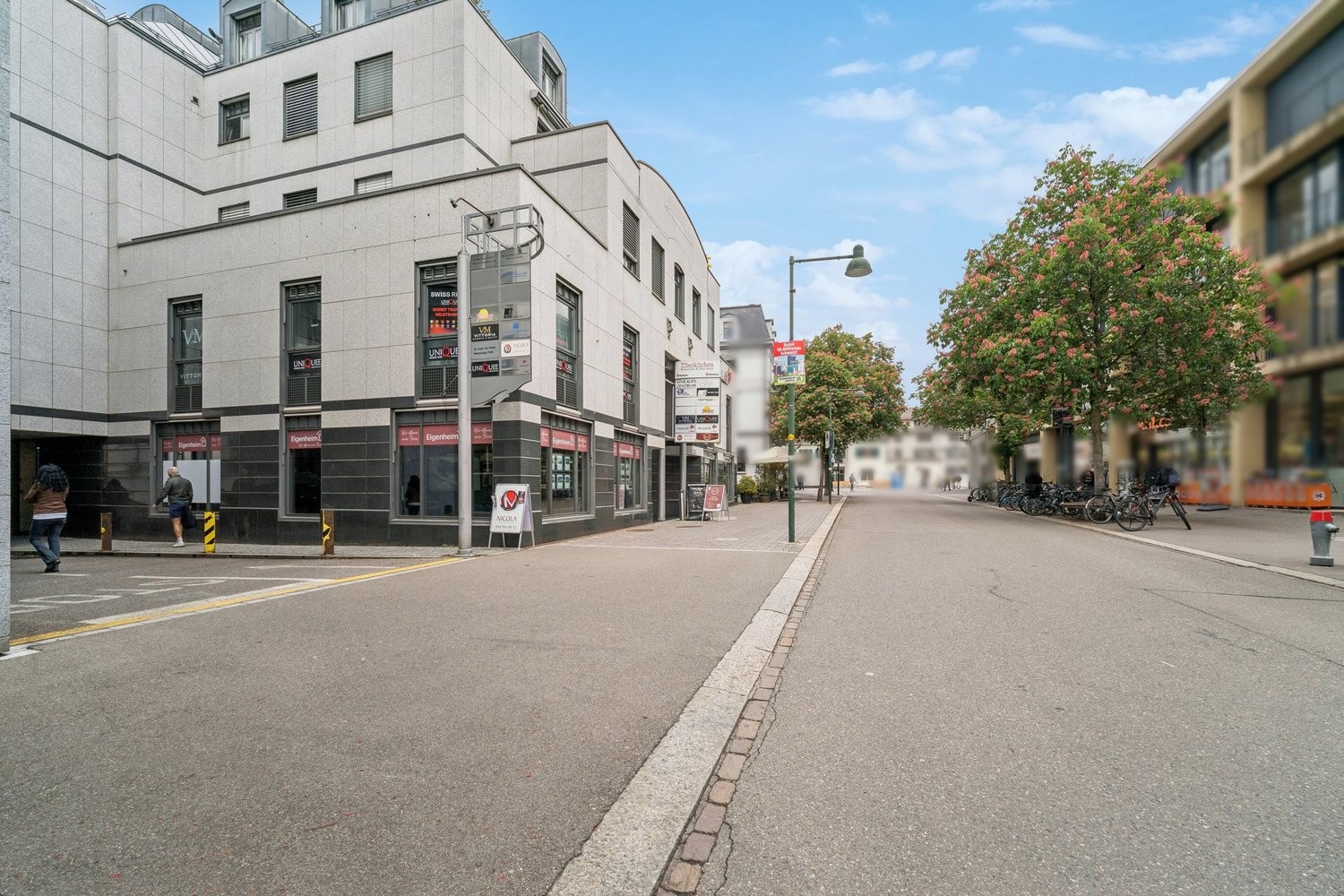 47m² shop