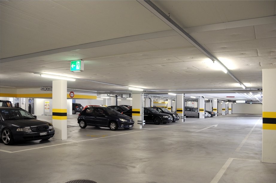 716m² shop