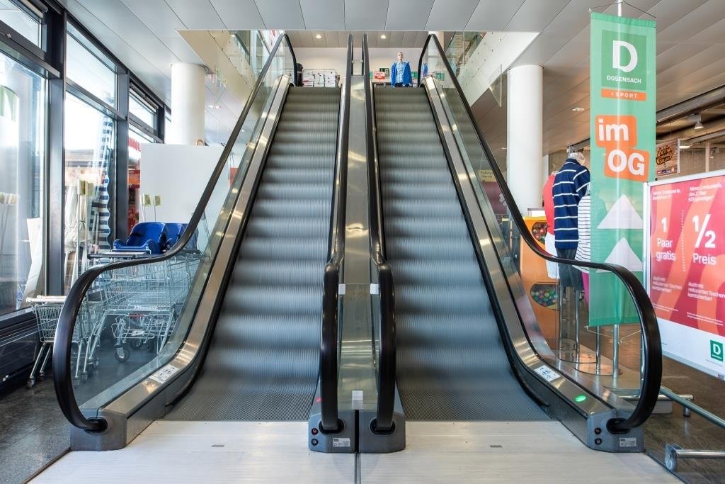 716m² shop