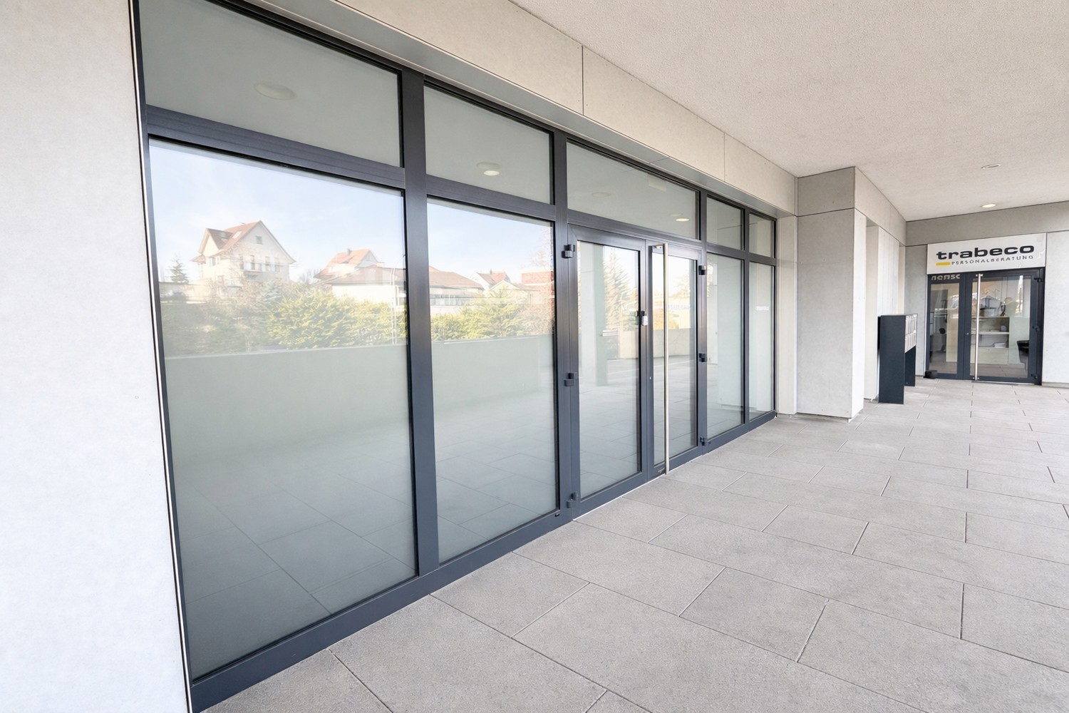 100m² commercial