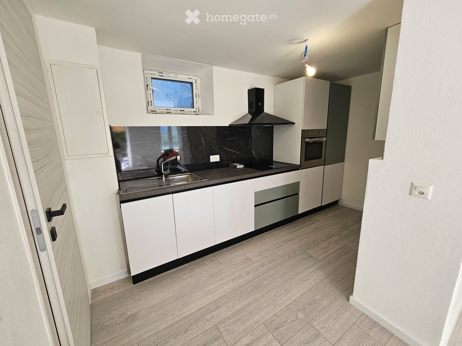 2-Zimmer-Wohnung

Apartment in Carasso mit Küche, Wohnzimmer, Bad mit Dusche und Doppelzimmer in einem Gebäude mit nur 3 Wohnungen mit separaten Eingängen, eine Terrasse zum Essen im Freien zur Verfügung. 
Kosten 950 plus 70 fr Nebenkosten pro Monat, Möglichkeit eines Aussenparkplatzes für 60 fr pro