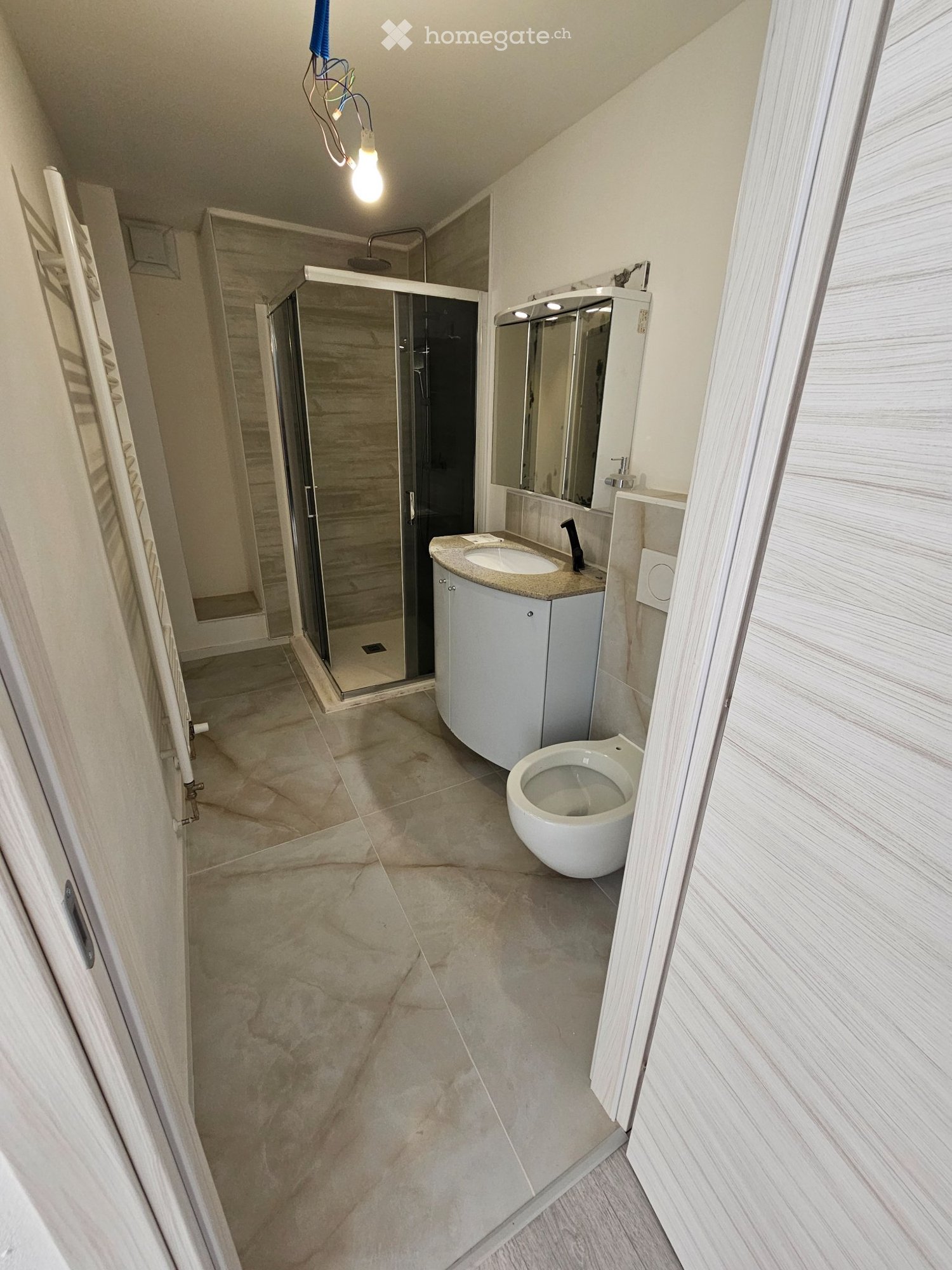 2-Zimmer-Wohnung

Apartment in Carasso mit Küche, Wohnzimmer, Bad mit Dusche und Doppelzimmer in einem Gebäude mit nur 3 Wohnungen mit separaten Eingängen, eine Terrasse zum Essen im Freien zur Verfügung. 
Kosten 950 plus 70 fr Nebenkosten pro Monat, Möglichkeit eines Aussenparkplatzes für 60 fr pro