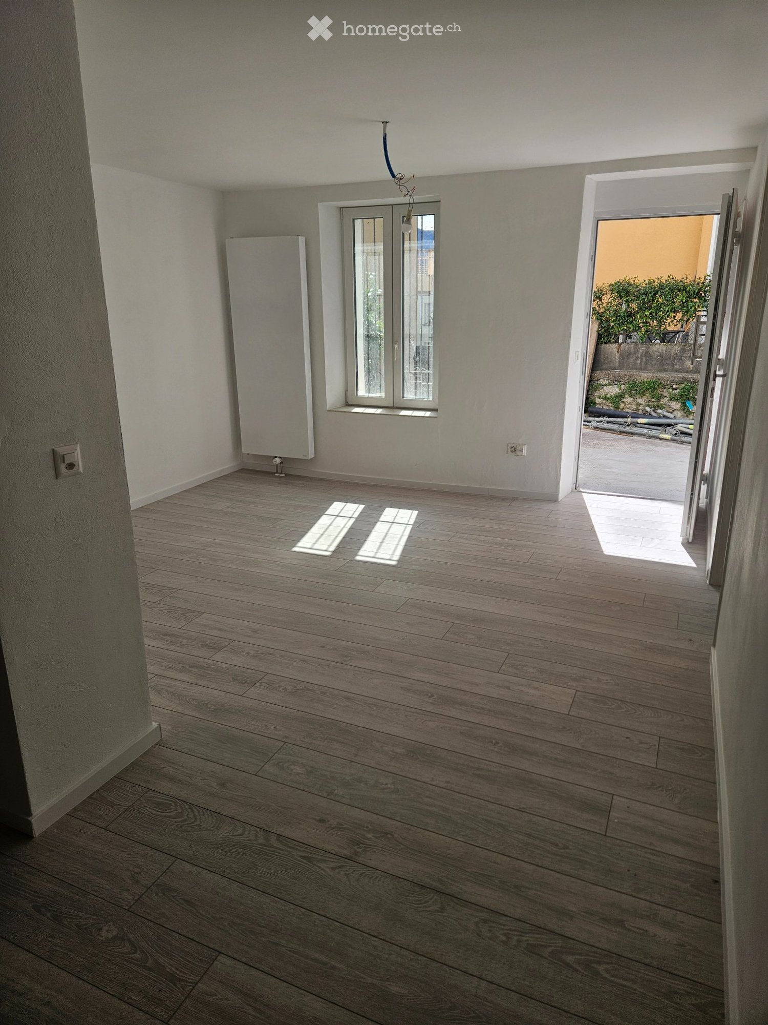 2-Zimmer-Wohnung

Apartment in Carasso mit Küche, Wohnzimmer, Bad mit Dusche und Doppelzimmer in einem Gebäude mit nur 3 Wohnungen mit separaten Eingängen, eine Terrasse zum Essen im Freien zur Verfügung. 
Kosten 950 plus 70 fr Nebenkosten pro Monat, Möglichkeit eines Aussenparkplatzes für 60 fr pro