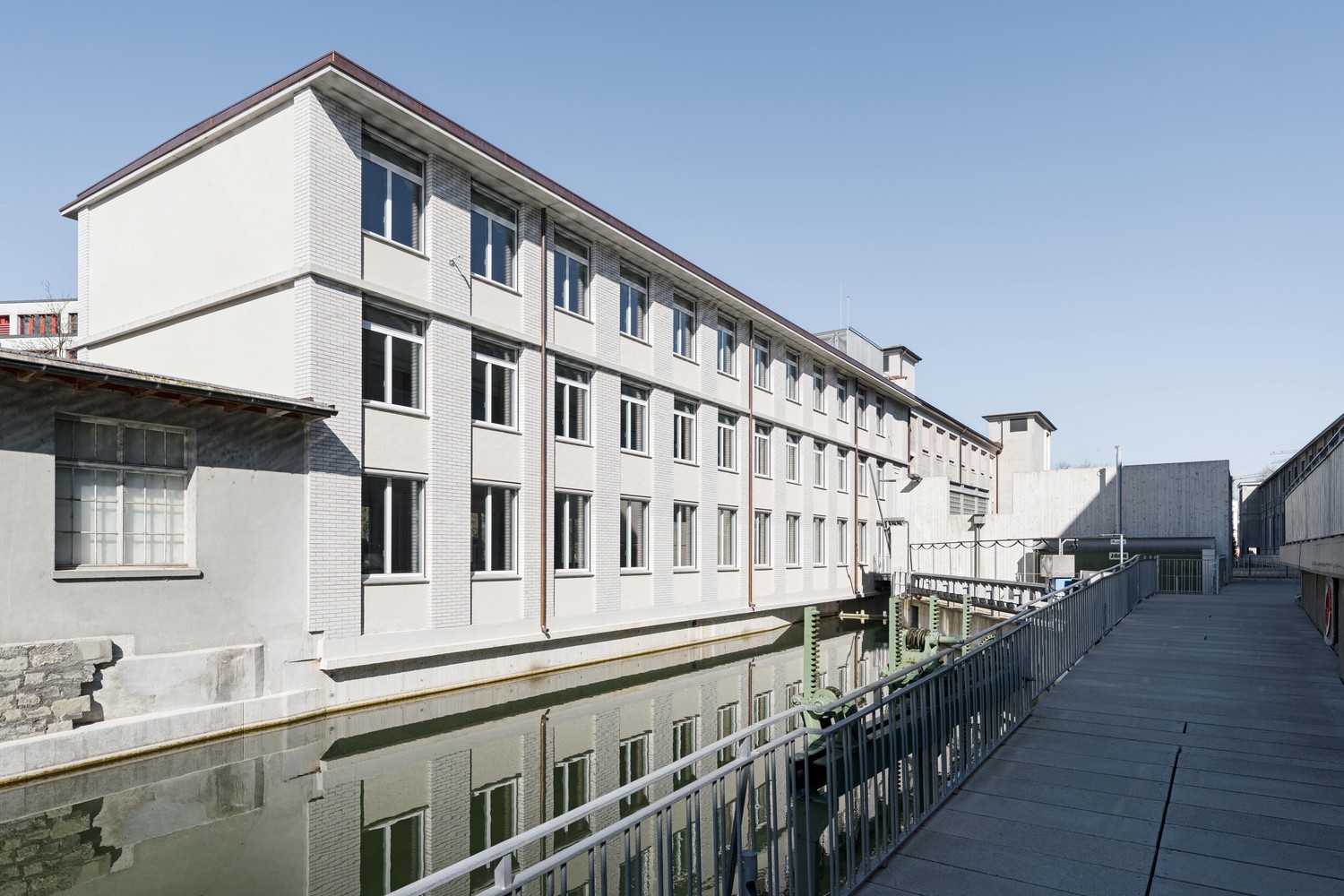 299m² office