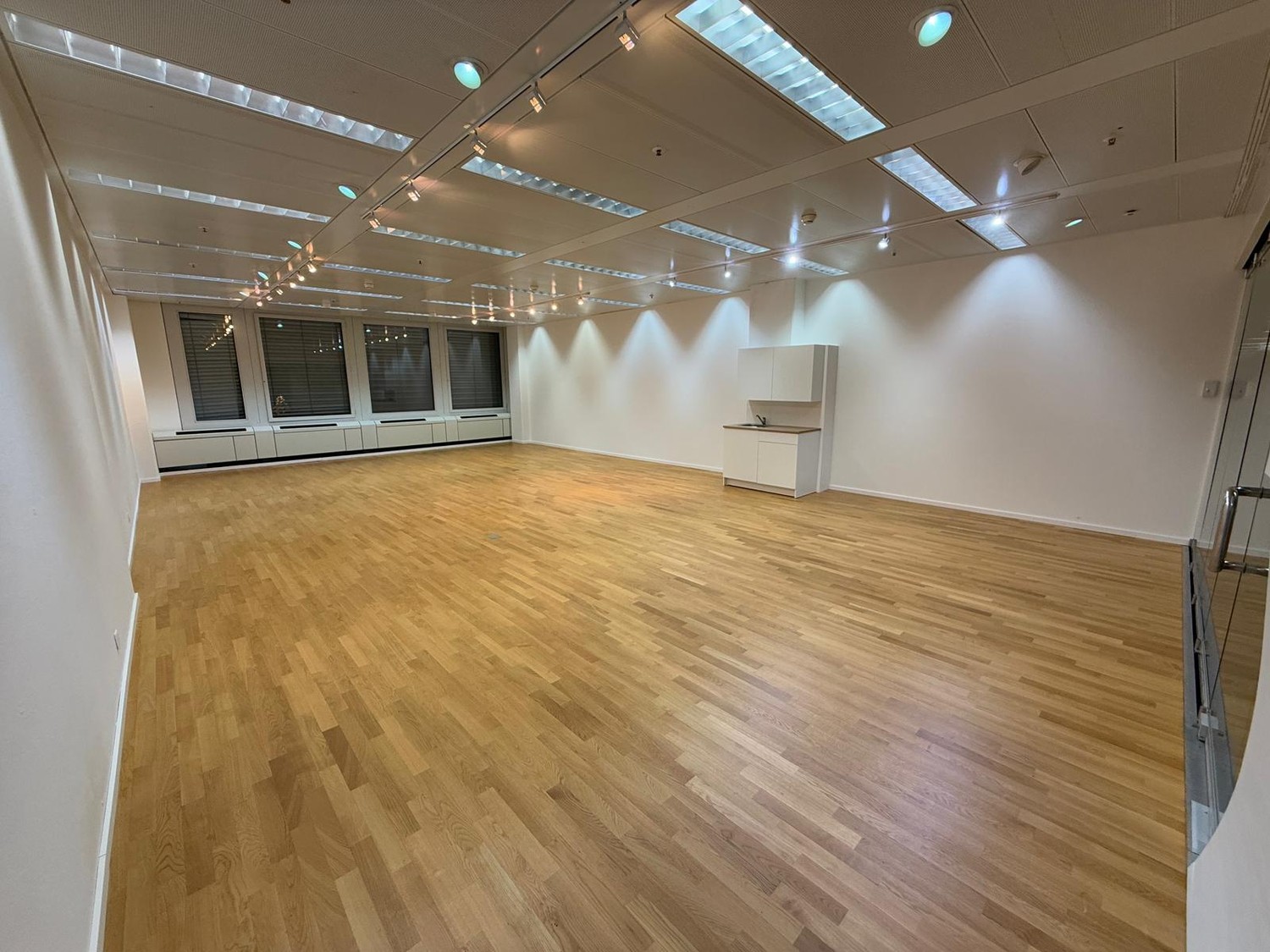 95m² office
