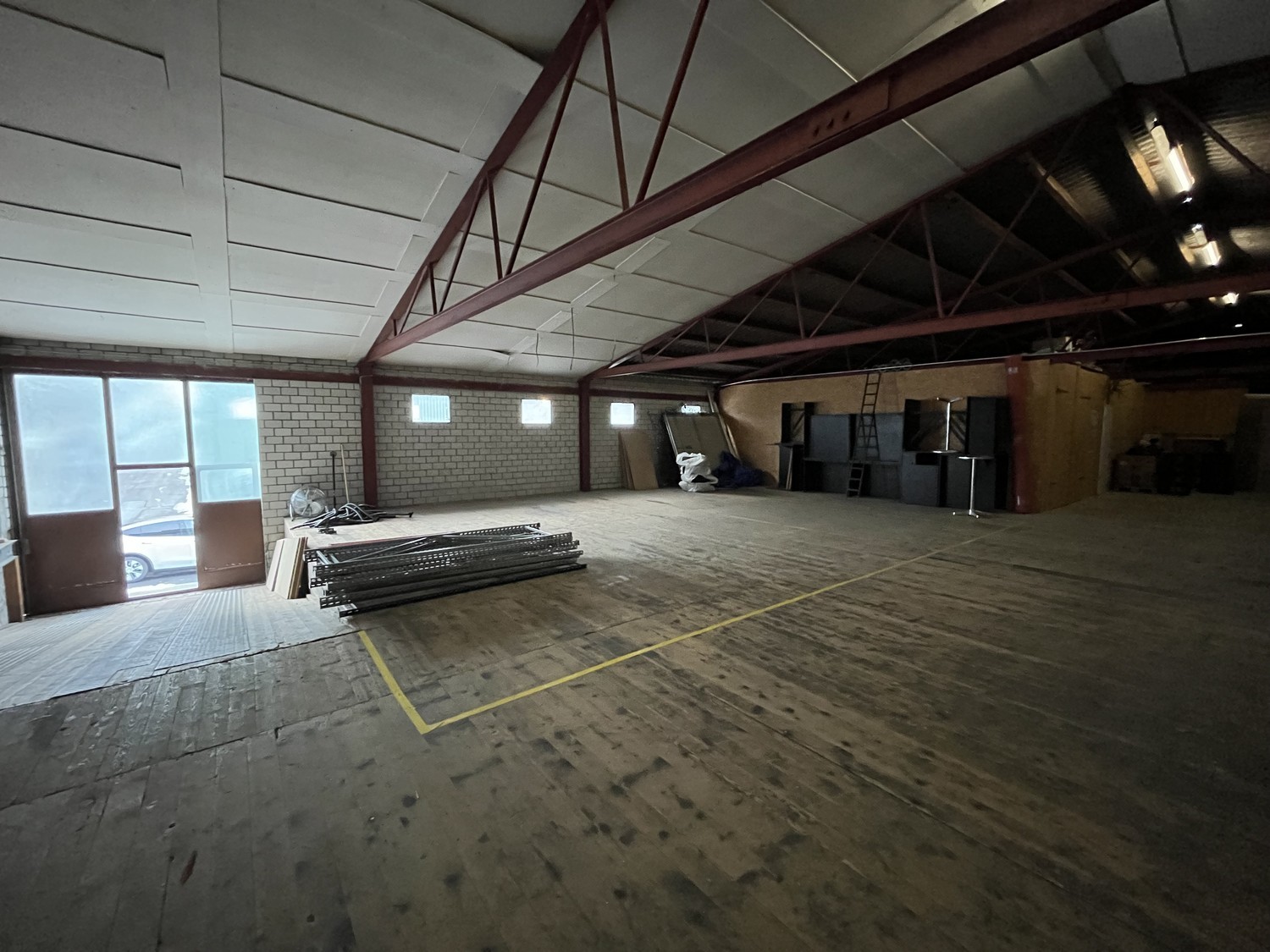 80m² commercial