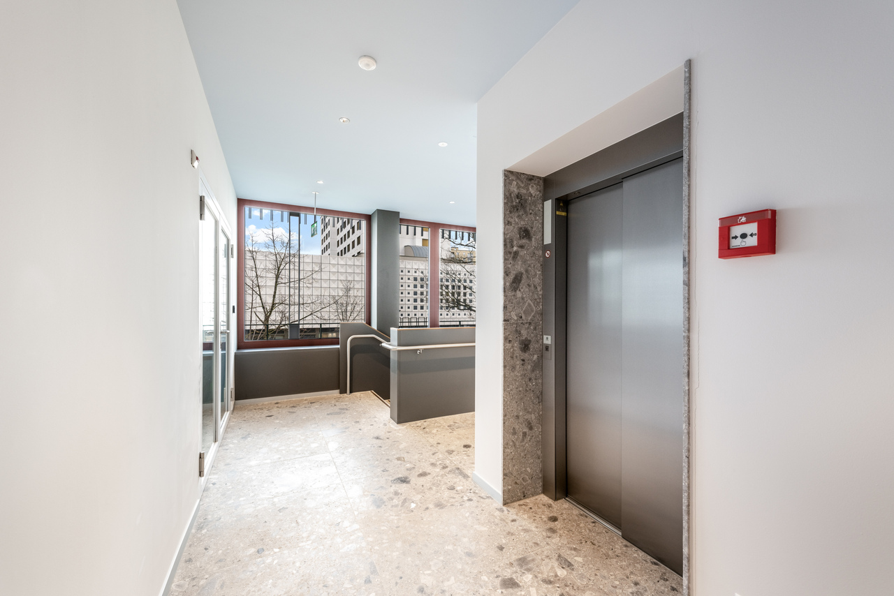 210m² office