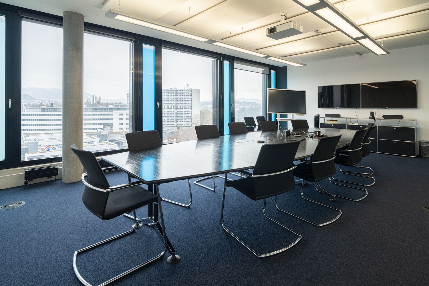 239m² office