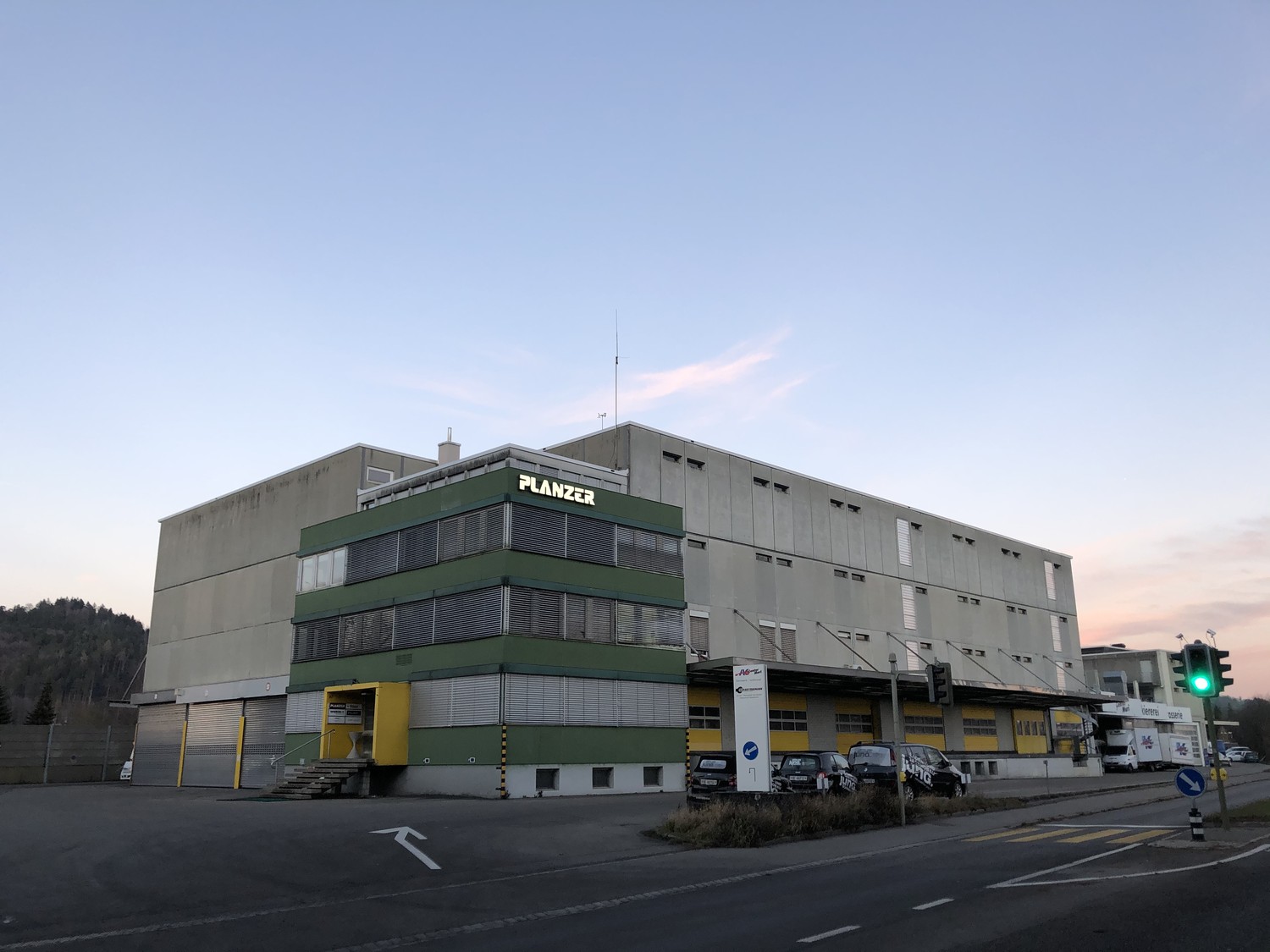 8595m² commercial