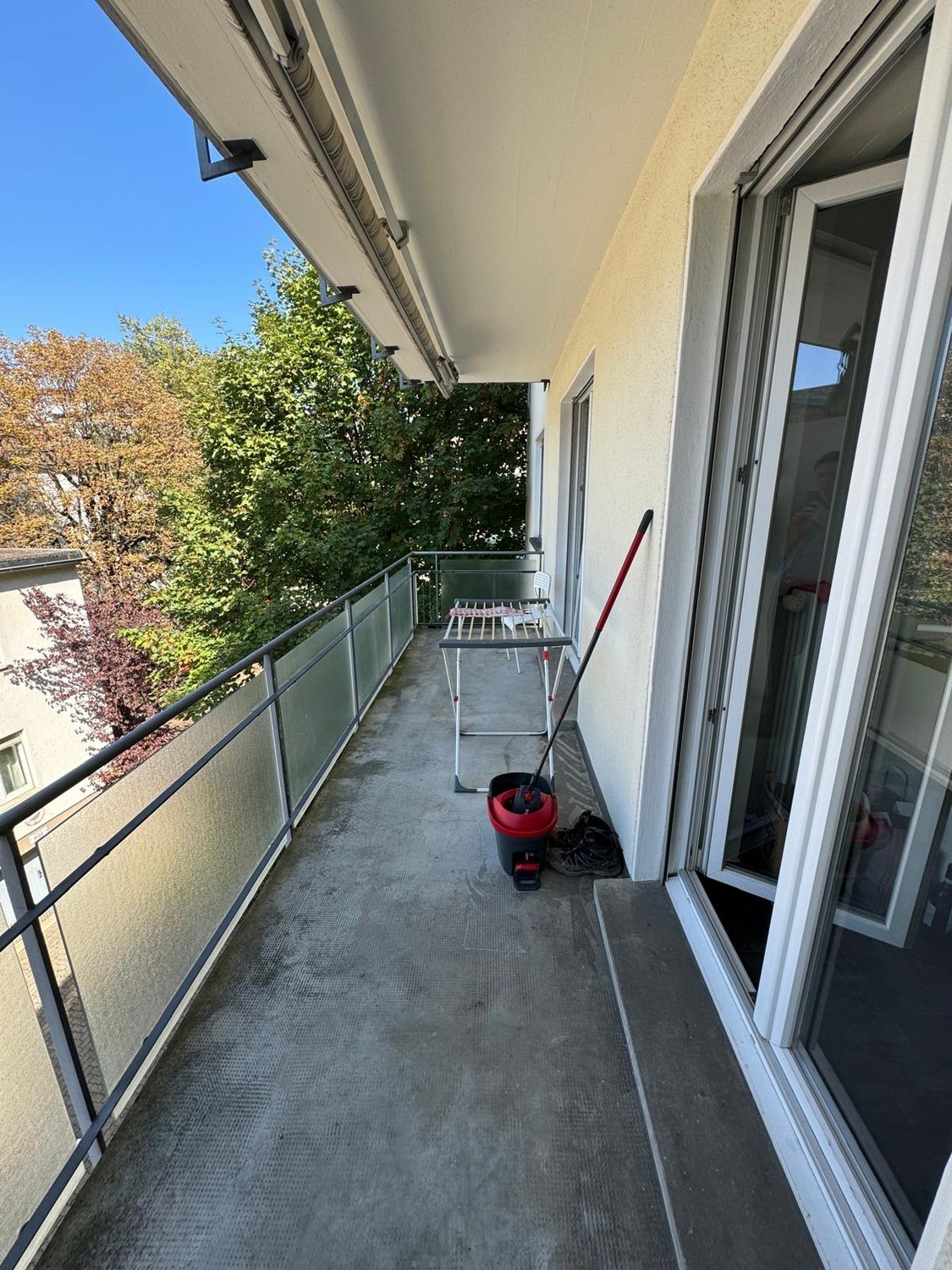 Zimmer in einer Wohngemeinschaft

Suchen Sie einen neuen Ort, den Sie Ihr Zuhause nennen können? :)  
  
Ich vermiete ein voll möbliertes Zimmer in einer sehr hellen und grossen Wohnung in der Leimenstrasse, 300m von den Tramhaltestellen Universität, Musik Akademie und Holbeinstrasse entfernt. Der B