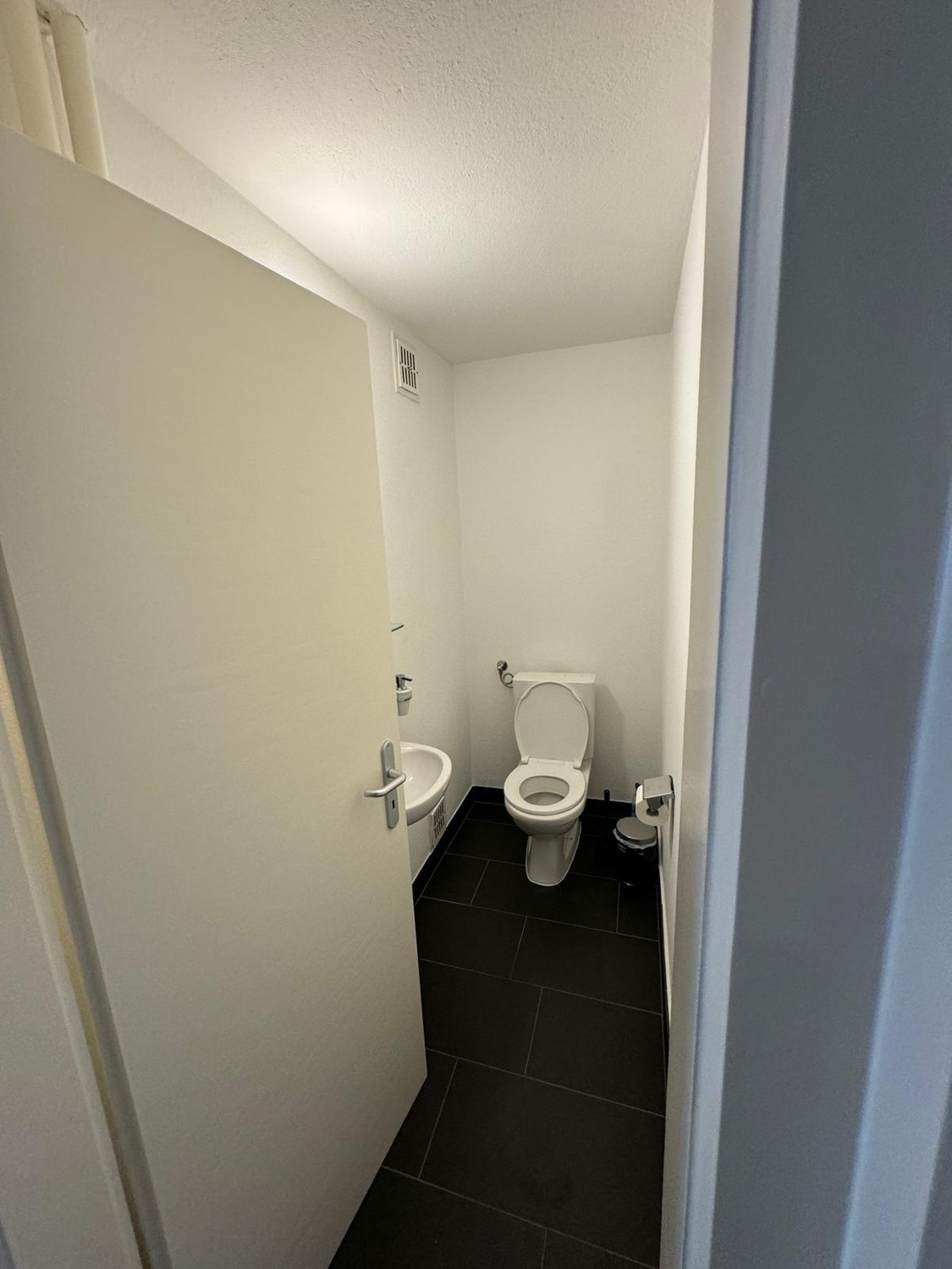 Zimmer in einer Wohngemeinschaft

Suchen Sie einen neuen Ort, den Sie Ihr Zuhause nennen können? :)  
  
Ich vermiete ein voll möbliertes Zimmer in einer sehr hellen und grossen Wohnung in der Leimenstrasse, 300m von den Tramhaltestellen Universität, Musik Akademie und Holbeinstrasse entfernt. Der B