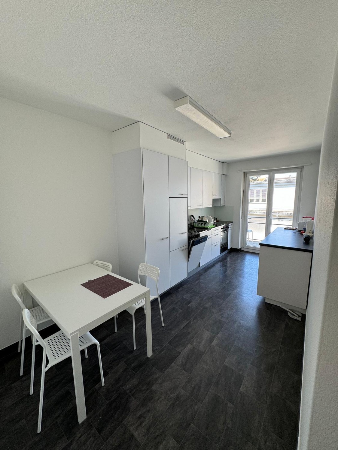 Zimmer in einer Wohngemeinschaft

Suchen Sie einen neuen Ort, den Sie Ihr Zuhause nennen können? :)  
  
Ich vermiete ein voll möbliertes Zimmer in einer sehr hellen und grossen Wohnung in der Leimenstrasse, 300m von den Tramhaltestellen Universität, Musik Akademie und Holbeinstrasse entfernt. Der B