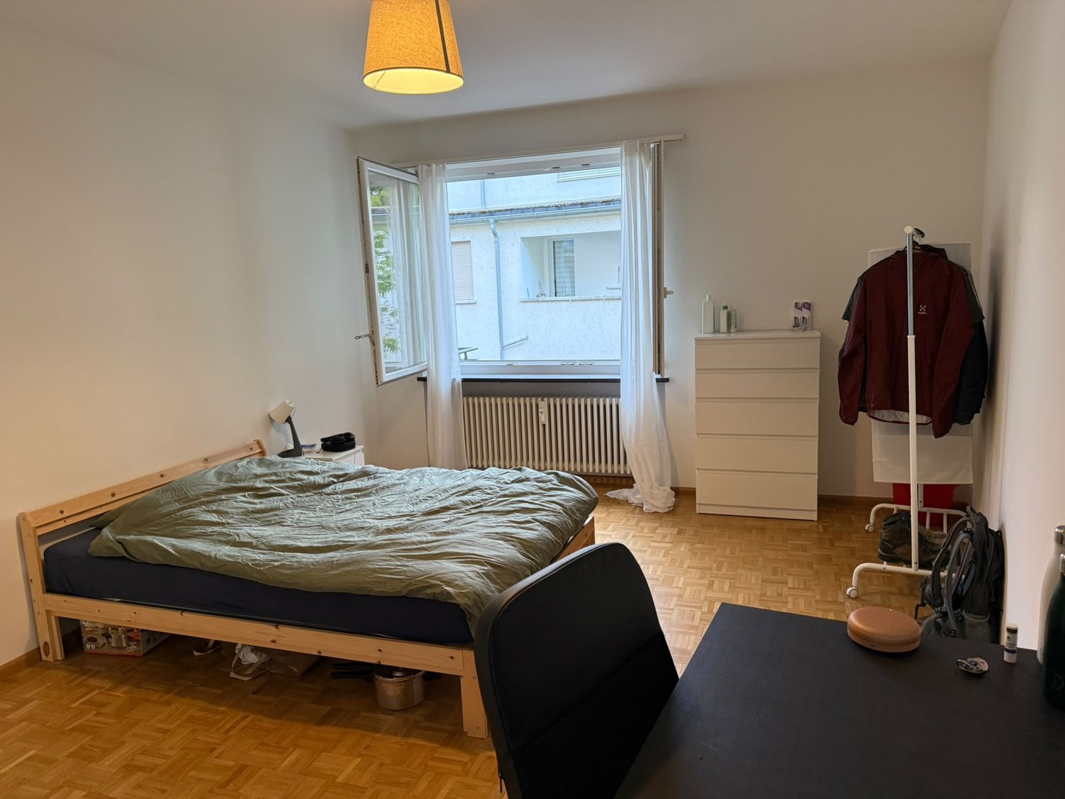 Zimmer in einer Wohngemeinschaft

Suchen Sie einen neuen Ort, den Sie Ihr Zuhause nennen können? :)  
  
Ich vermiete ein voll möbliertes Zimmer in einer sehr hellen und grossen Wohnung in der Leimenstrasse, 300m von den Tramhaltestellen Universität, Musik Akademie und Holbeinstrasse entfernt. Der B
