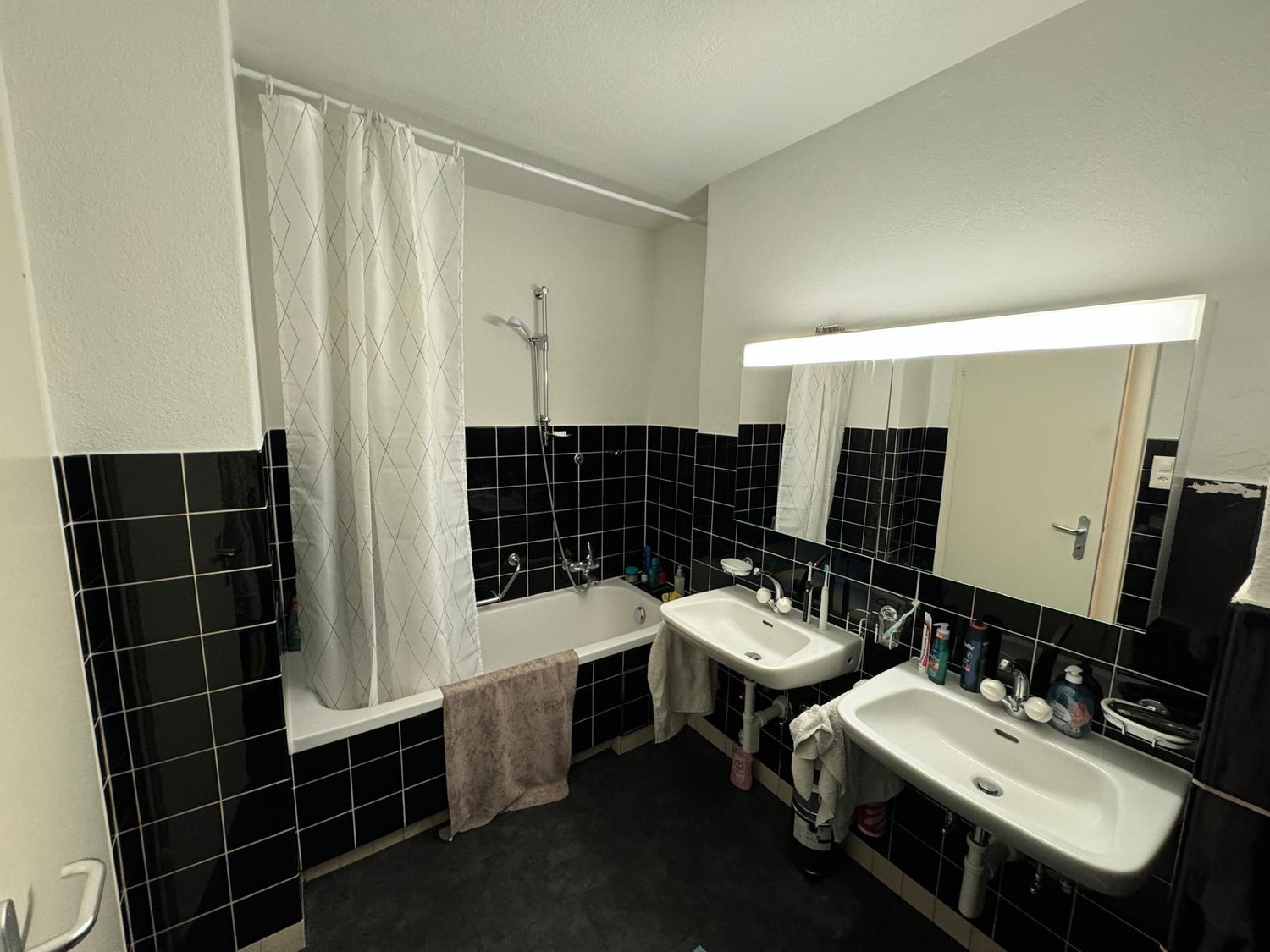 Zimmer in einer Wohngemeinschaft

Suchen Sie einen neuen Ort, den Sie Ihr Zuhause nennen können? :)  
  
Ich vermiete ein voll möbliertes Zimmer in einer sehr hellen und grossen Wohnung in der Leimenstrasse, 300m von den Tramhaltestellen Universität, Musik Akademie und Holbeinstrasse entfernt. Der B