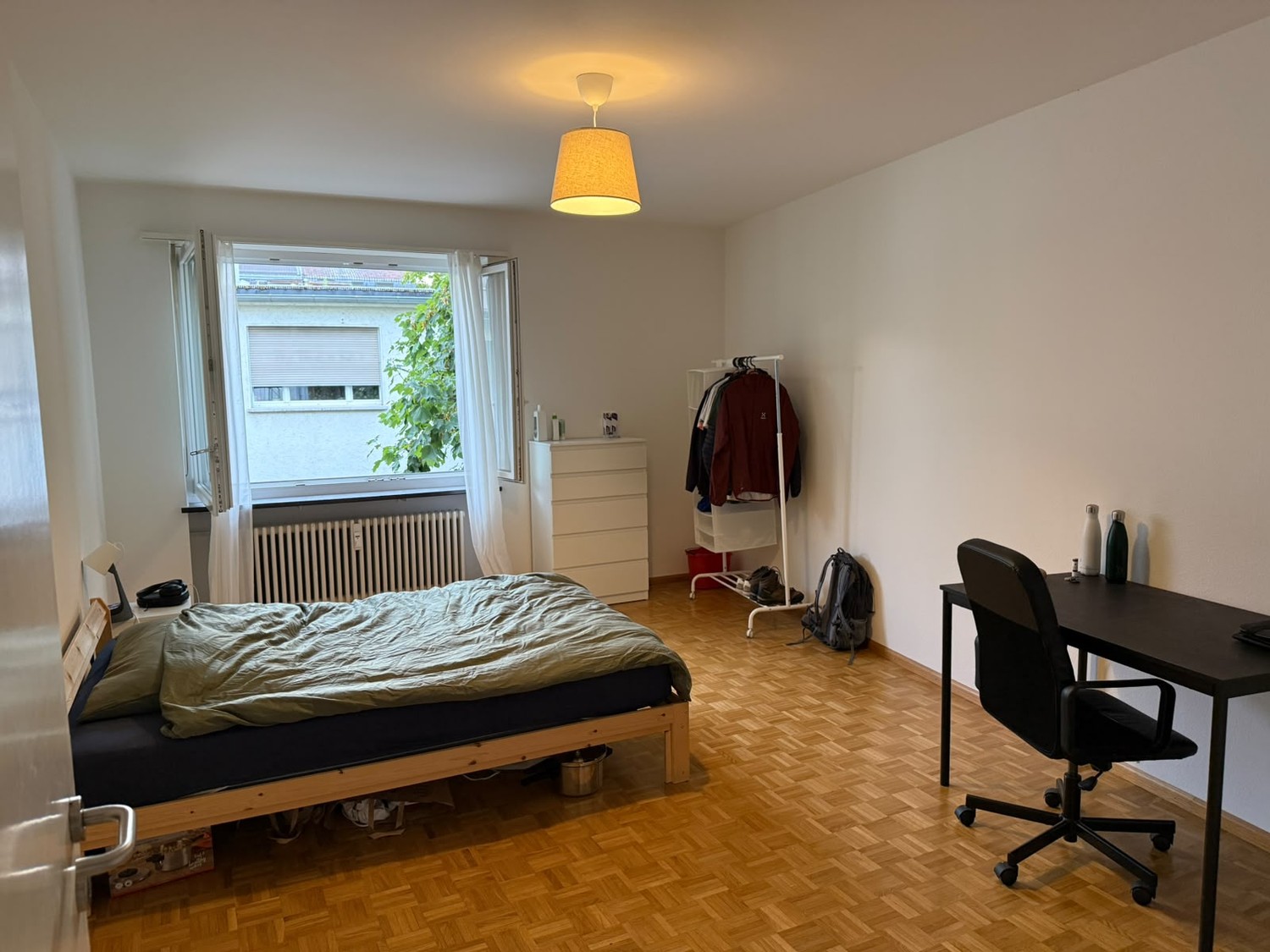 Zimmer in einer Wohngemeinschaft

Suchen Sie einen neuen Ort, den Sie Ihr Zuhause nennen können? :)  
  
Ich vermiete ein voll möbliertes Zimmer in einer sehr hellen und grossen Wohnung in der Leimenstrasse, 300m von den Tramhaltestellen Universität, Musik Akademie und Holbeinstrasse entfernt. Der B