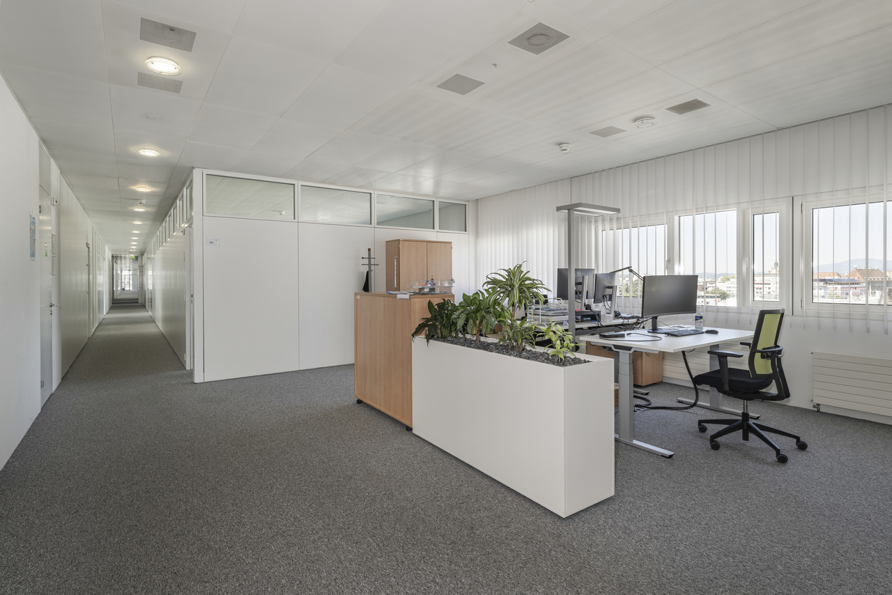 700m² office