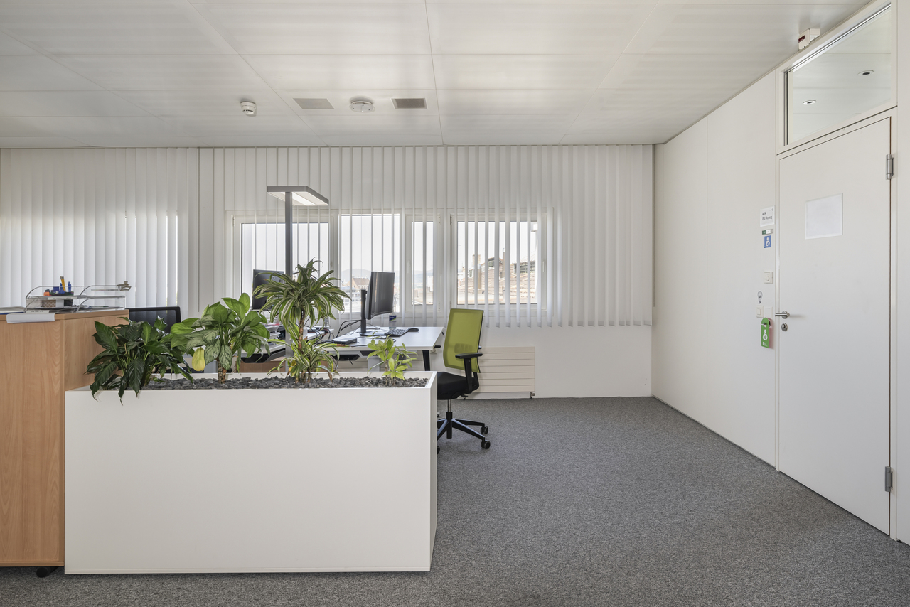 700m² office