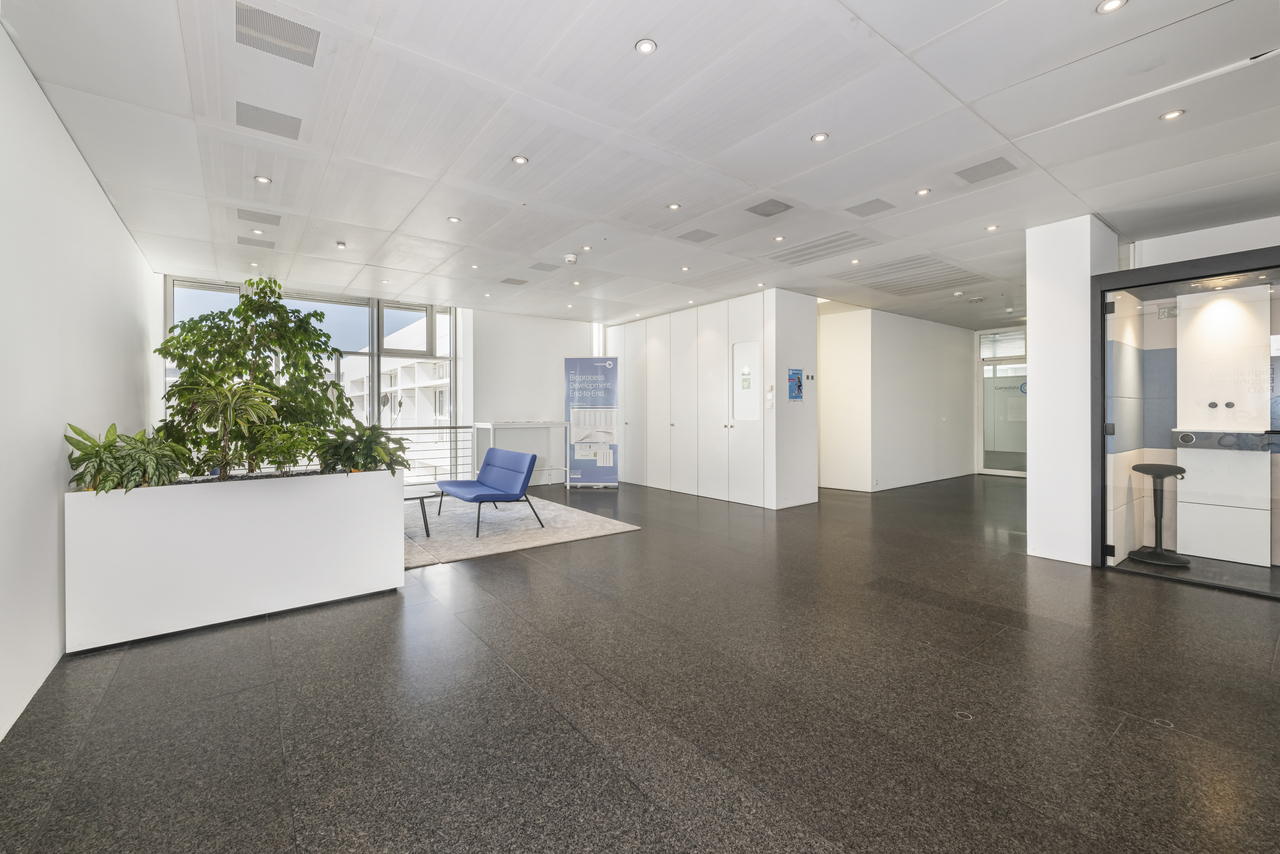 700m² office