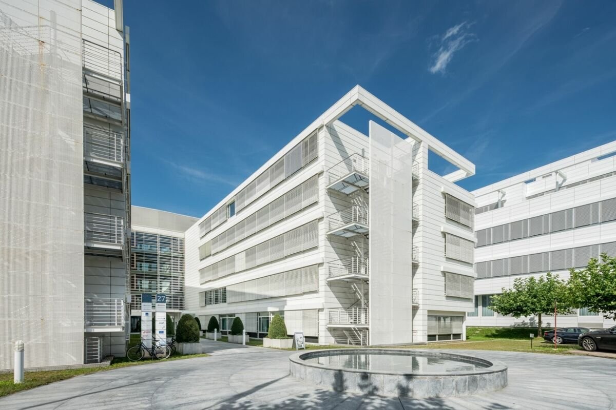 300m² office