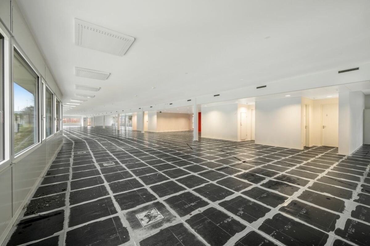 300m² office