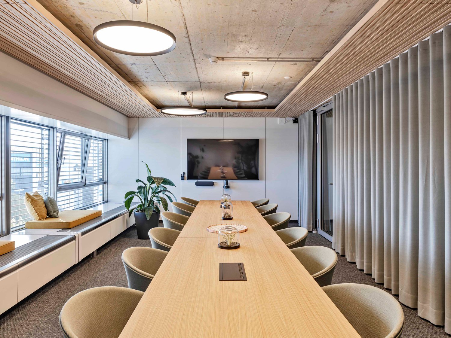 328m² office