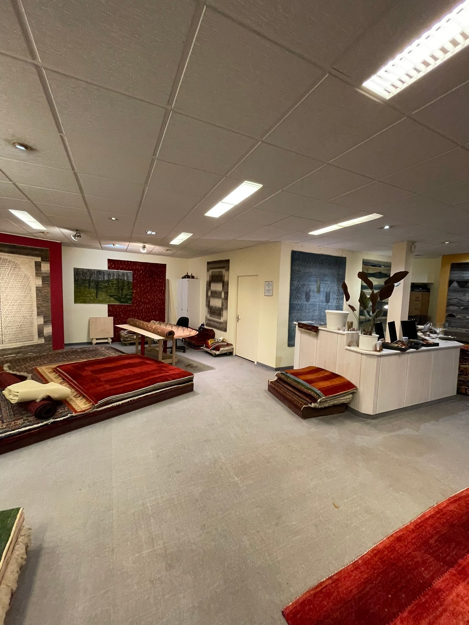 190m² shop