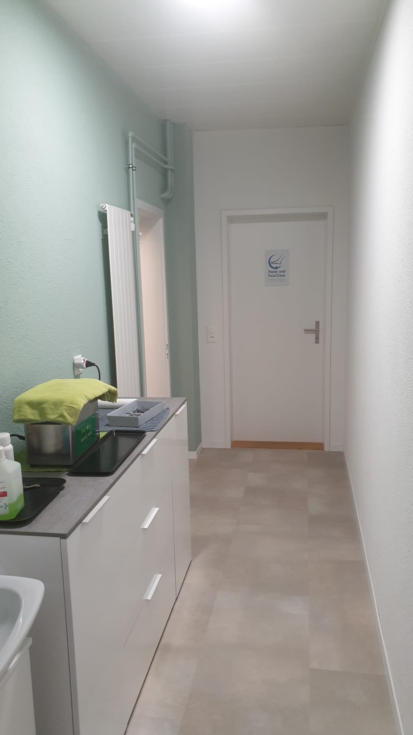 Studio de 30.45 m2 à louer selon accord. La pièce dispose d'une grande fenêtre donnant sur le jardin et fait partie de 3 studios au rez-de-chaussée. Le rez-de-chaussée a été entièrement aménagé en 2020 et est bien isolé. Chaque studio a accès à Internet aux frais du locataire.
