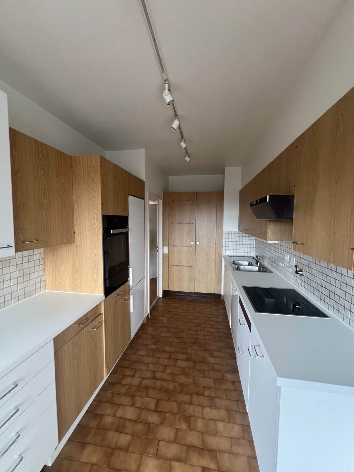 Appartement de 6 pièces

Frais d’agence à prévoir 
Dossier solvable uniquement 
Box en sus obligatoire de 220.-
Réf :MHEX101