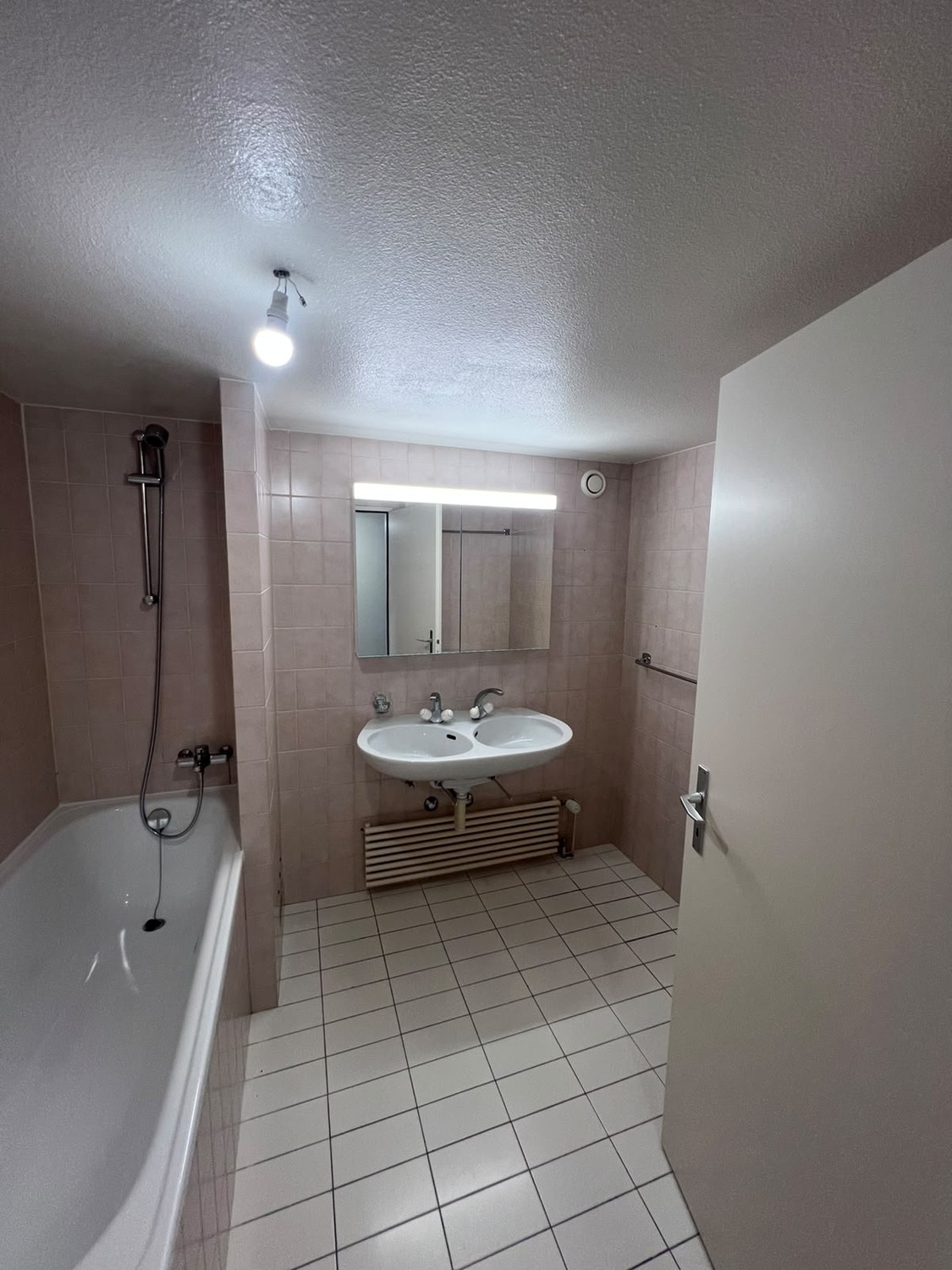 Appartement de 6 pièces

Frais d’agence à prévoir 
Dossier solvable uniquement 
Box en sus obligatoire de 220.-
Réf :MHEX101