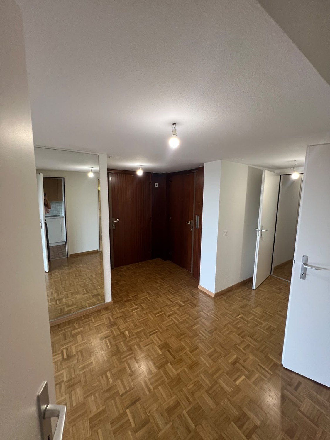 Appartement de 6 pièces

Frais d’agence à prévoir 
Dossier solvable uniquement 
Box en sus obligatoire de 220.-
Réf :MHEX101