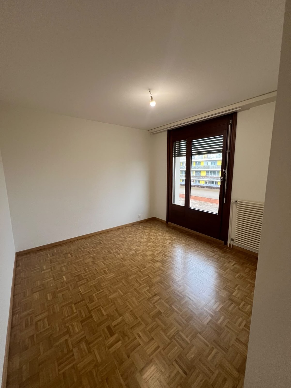 Appartement de 6 pièces

Frais d’agence à prévoir 
Dossier solvable uniquement 
Box en sus obligatoire de 220.-
Réf :MHEX101