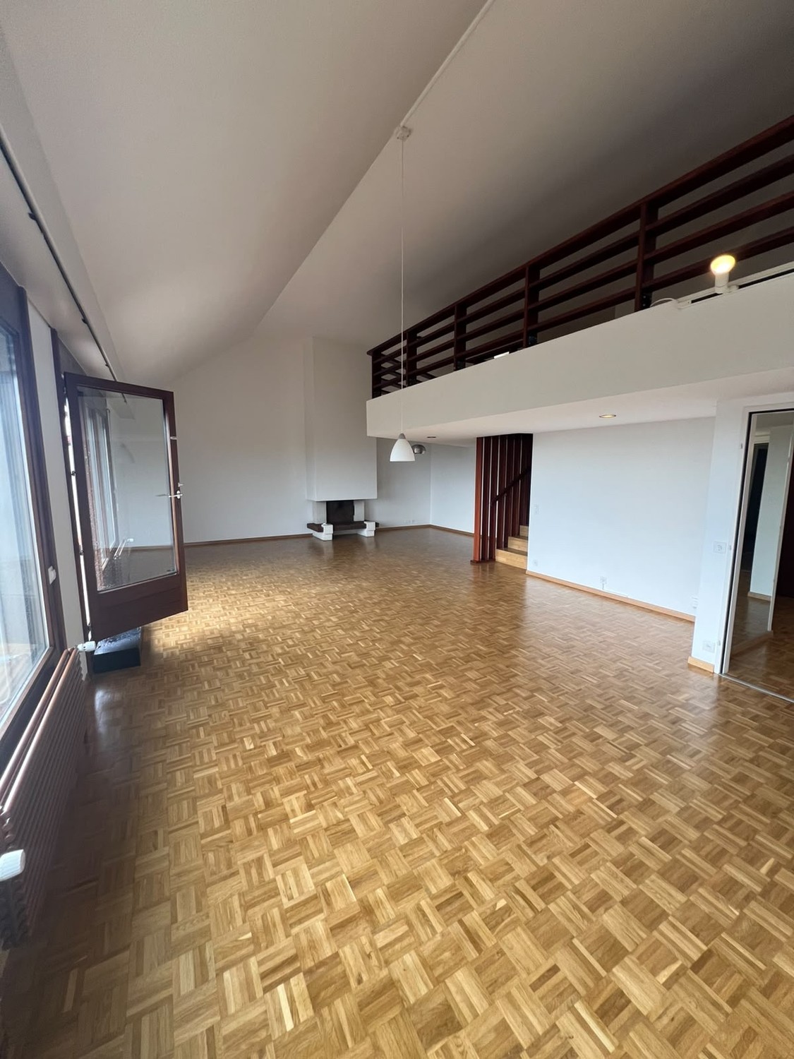 Appartement de 6 pièces

Frais d’agence à prévoir 
Dossier solvable uniquement 
Box en sus obligatoire de 220.-
Réf :MHEX101