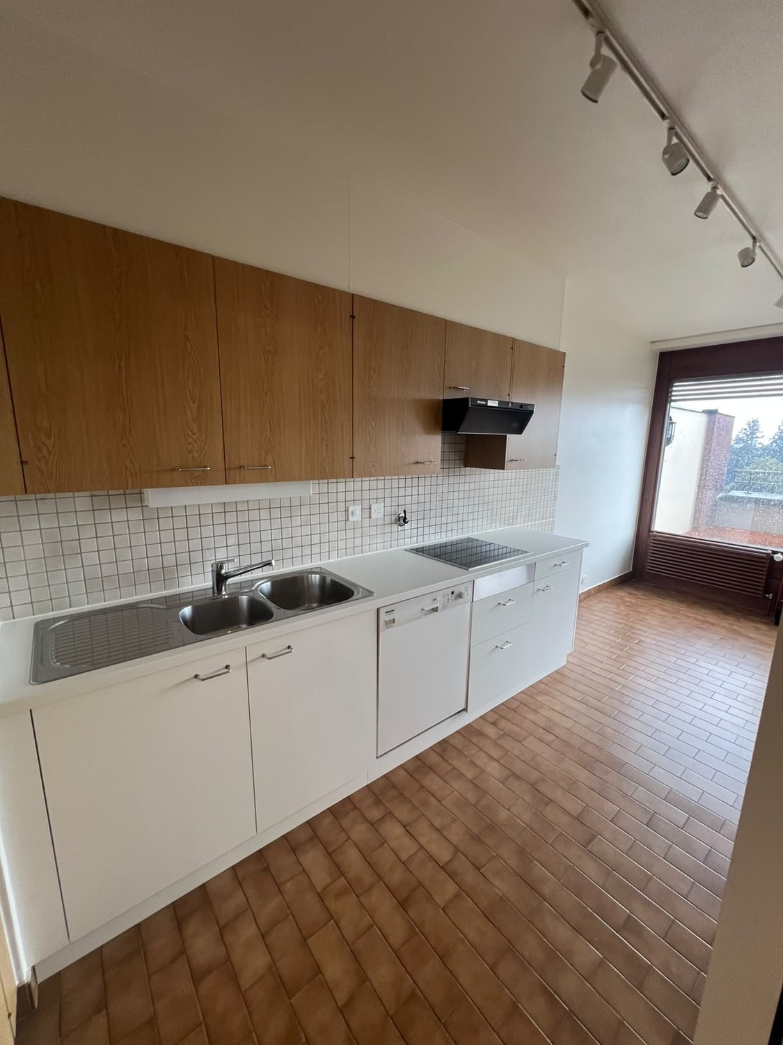 Appartement de 6 pièces

Frais d’agence à prévoir 
Dossier solvable uniquement 
Box en sus obligatoire de 220.-
Réf :MHEX101