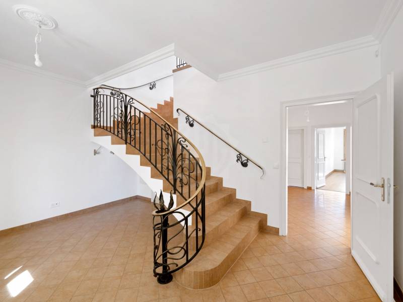 8 rooms apartment