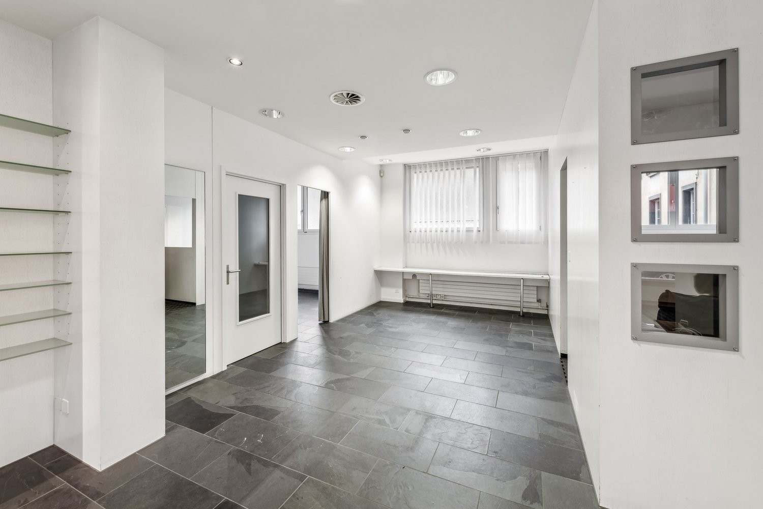 148m² shop