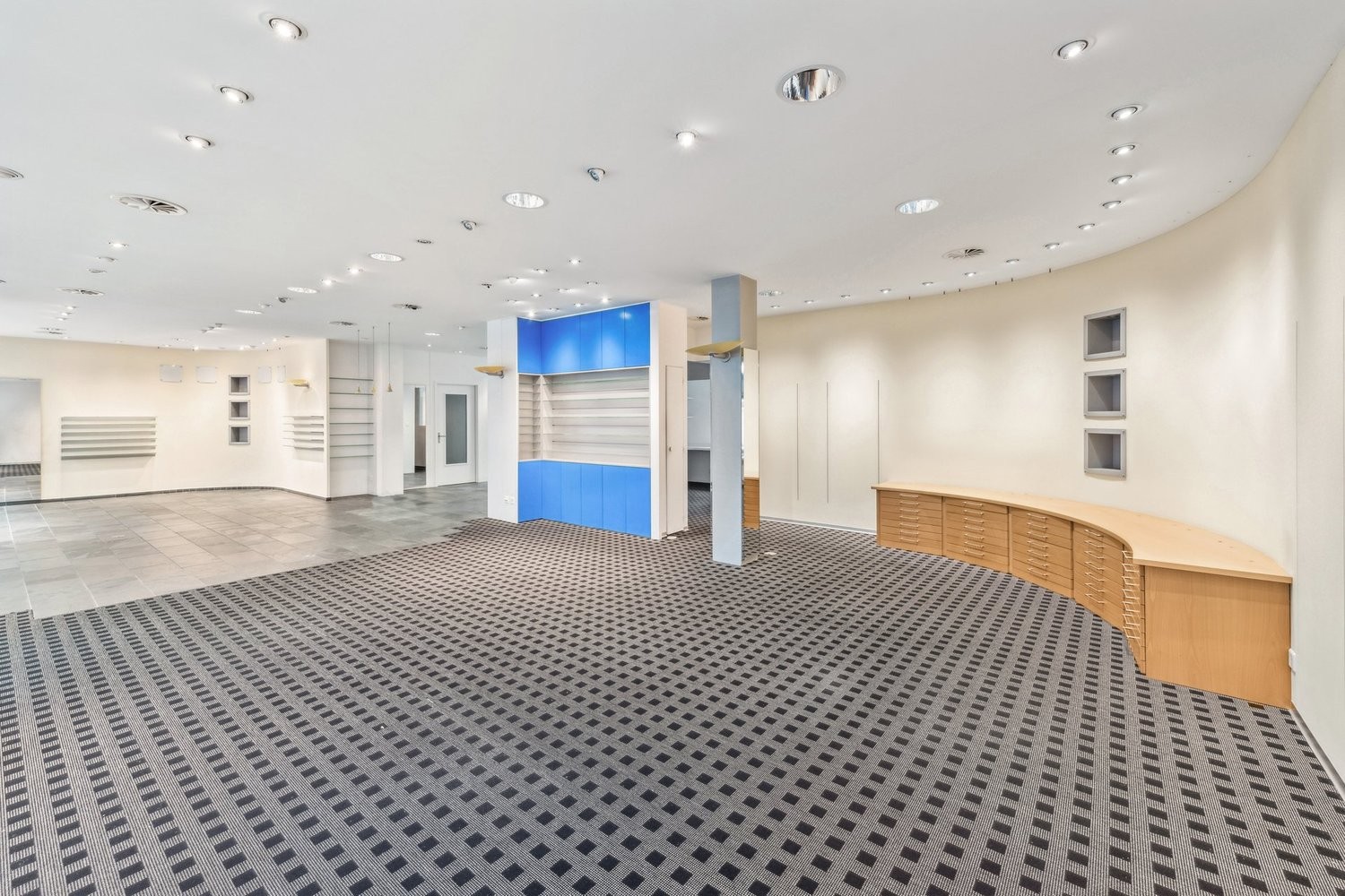 148m² shop