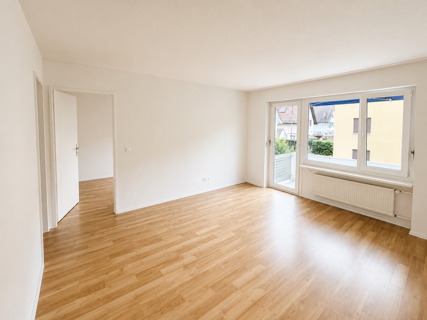 Appartement de 3 pièces

À louer, un appartement lumineux et bien entretenu avec un standard de finition moderne et intemporel.

L'appartement séduit par ses pièces spacieuses et baignées de lumière, une cuisine moderne avec appareils encastrés ainsi qu'une salle de bain lumineuse avec fenêtre. Le b