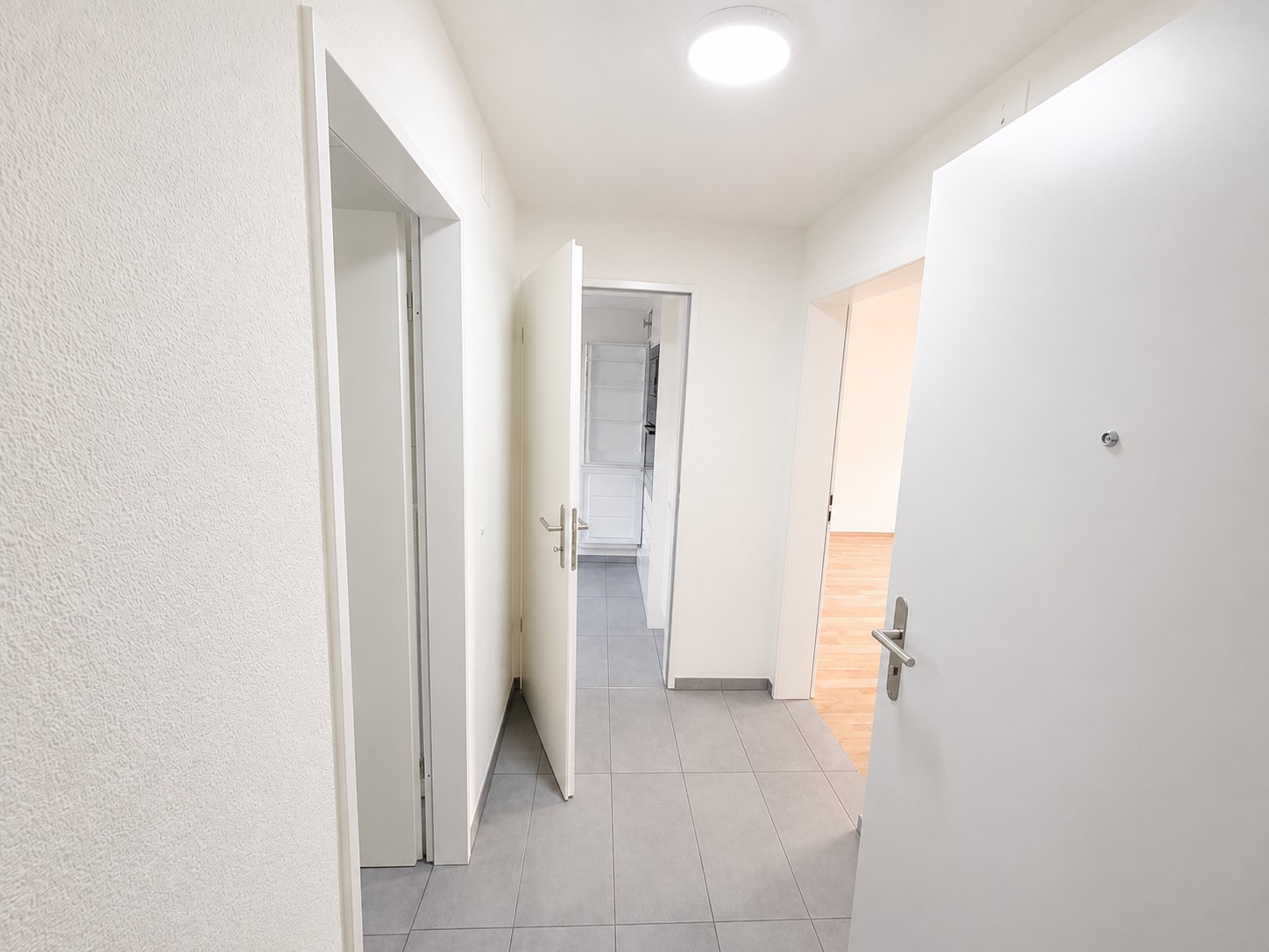Appartement de 3 pièces

À louer, un appartement lumineux et bien entretenu avec un standard de finition moderne et intemporel.

L'appartement séduit par ses pièces spacieuses et baignées de lumière, une cuisine moderne avec appareils encastrés ainsi qu'une salle de bain lumineuse avec fenêtre. Le b