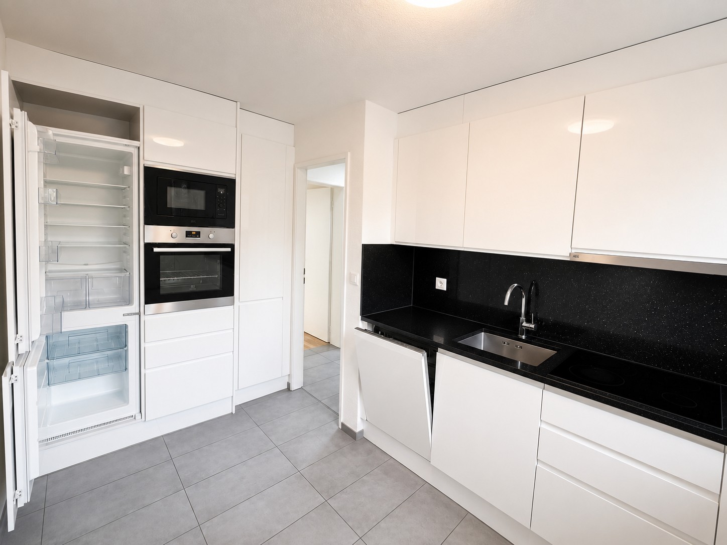 Appartement de 3 pièces

À louer, un appartement lumineux et bien entretenu avec un standard de finition moderne et intemporel.

L'appartement séduit par ses pièces spacieuses et baignées de lumière, une cuisine moderne avec appareils encastrés ainsi qu'une salle de bain lumineuse avec fenêtre. Le b