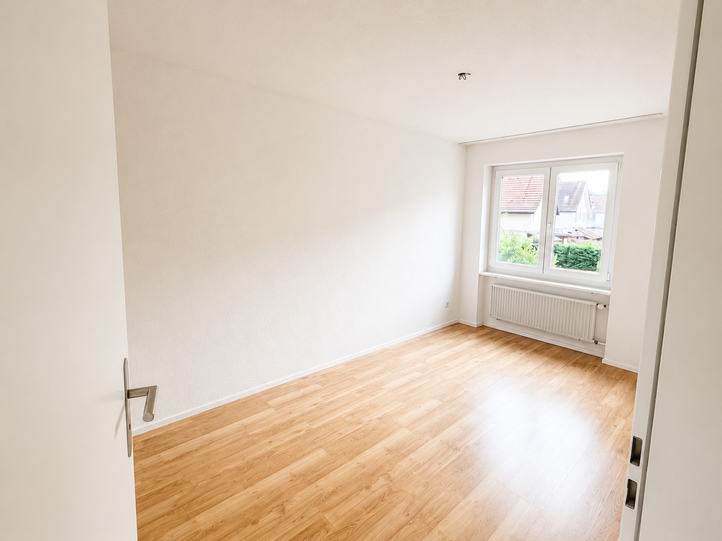 Appartement de 3 pièces

À louer, un appartement lumineux et bien entretenu avec un standard de finition moderne et intemporel.

L'appartement séduit par ses pièces spacieuses et baignées de lumière, une cuisine moderne avec appareils encastrés ainsi qu'une salle de bain lumineuse avec fenêtre. Le b