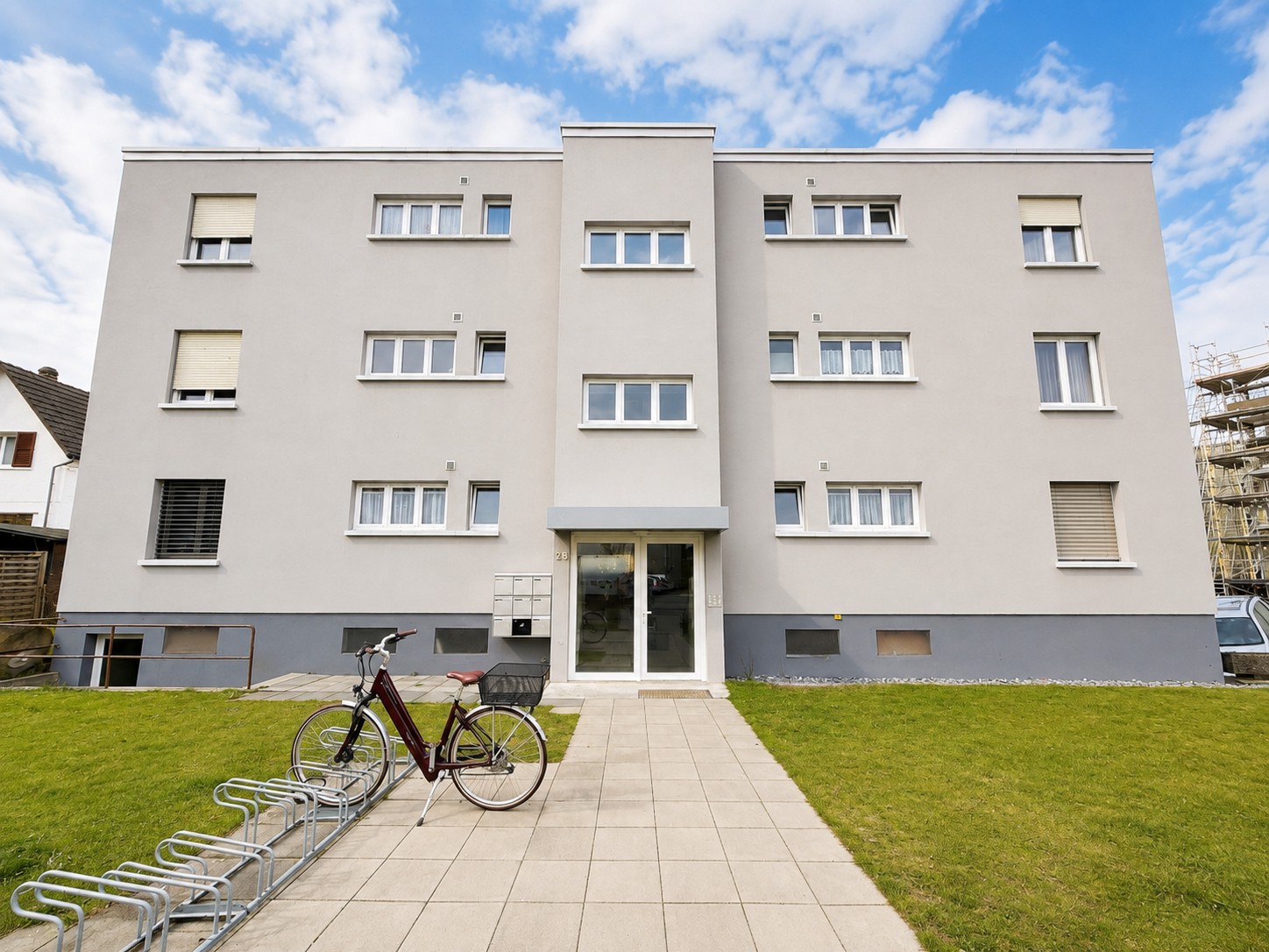 Appartement de 3 pièces

À louer, un appartement lumineux et bien entretenu avec un standard de finition moderne et intemporel.

L'appartement séduit par ses pièces spacieuses et baignées de lumière, une cuisine moderne avec appareils encastrés ainsi qu'une salle de bain lumineuse avec fenêtre. Le b