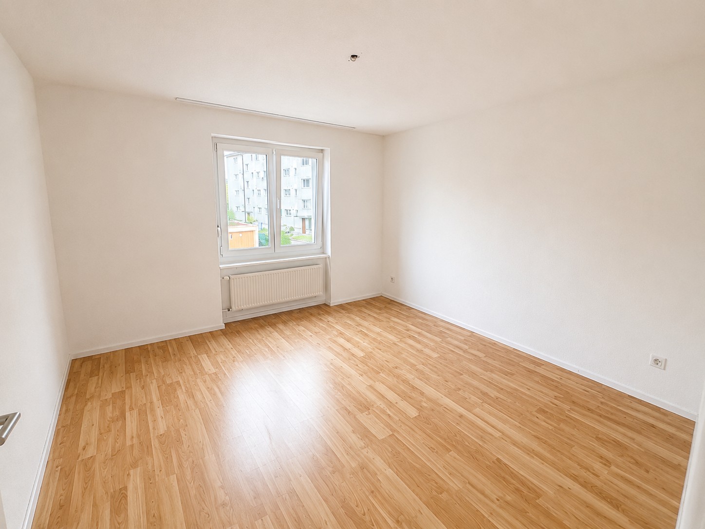 Appartement de 3 pièces

À louer, un appartement lumineux et bien entretenu avec un standard de finition moderne et intemporel.

L'appartement séduit par ses pièces spacieuses et baignées de lumière, une cuisine moderne avec appareils encastrés ainsi qu'une salle de bain lumineuse avec fenêtre. Le b