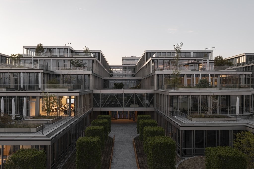 559m² office
