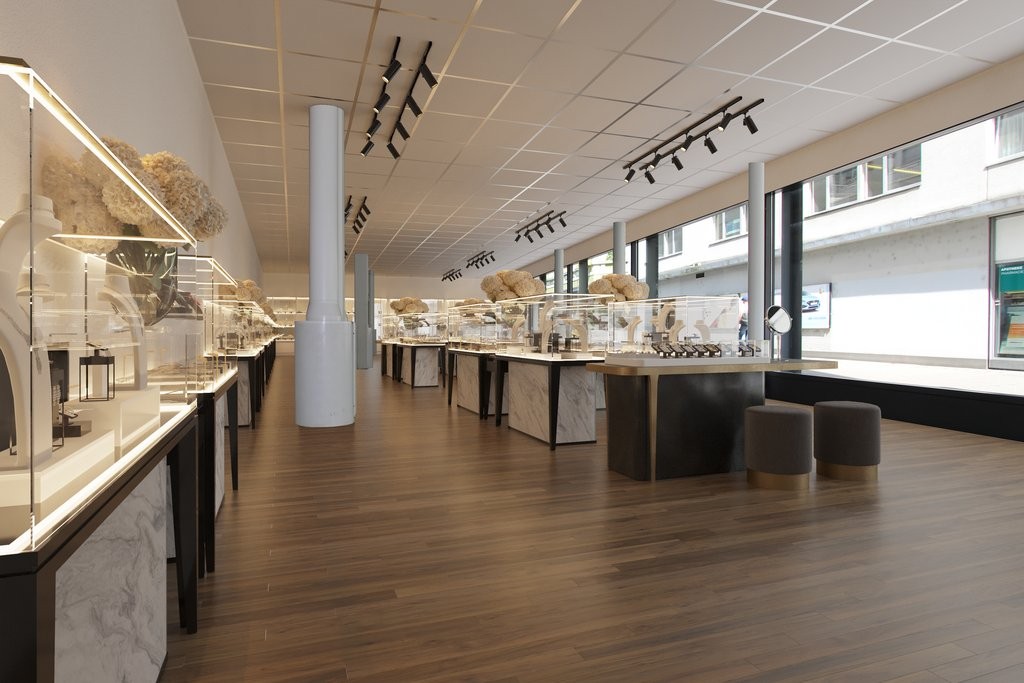 189m² shop