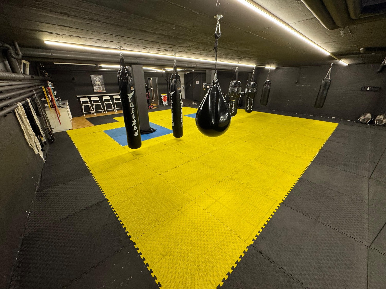 140m² commercial