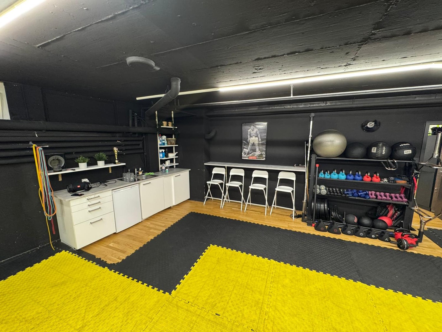 140m² commercial